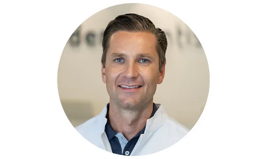 Dr. Niels Hoffmann in der Teamvorstellung der Zahnarztpraxis moderndentistry